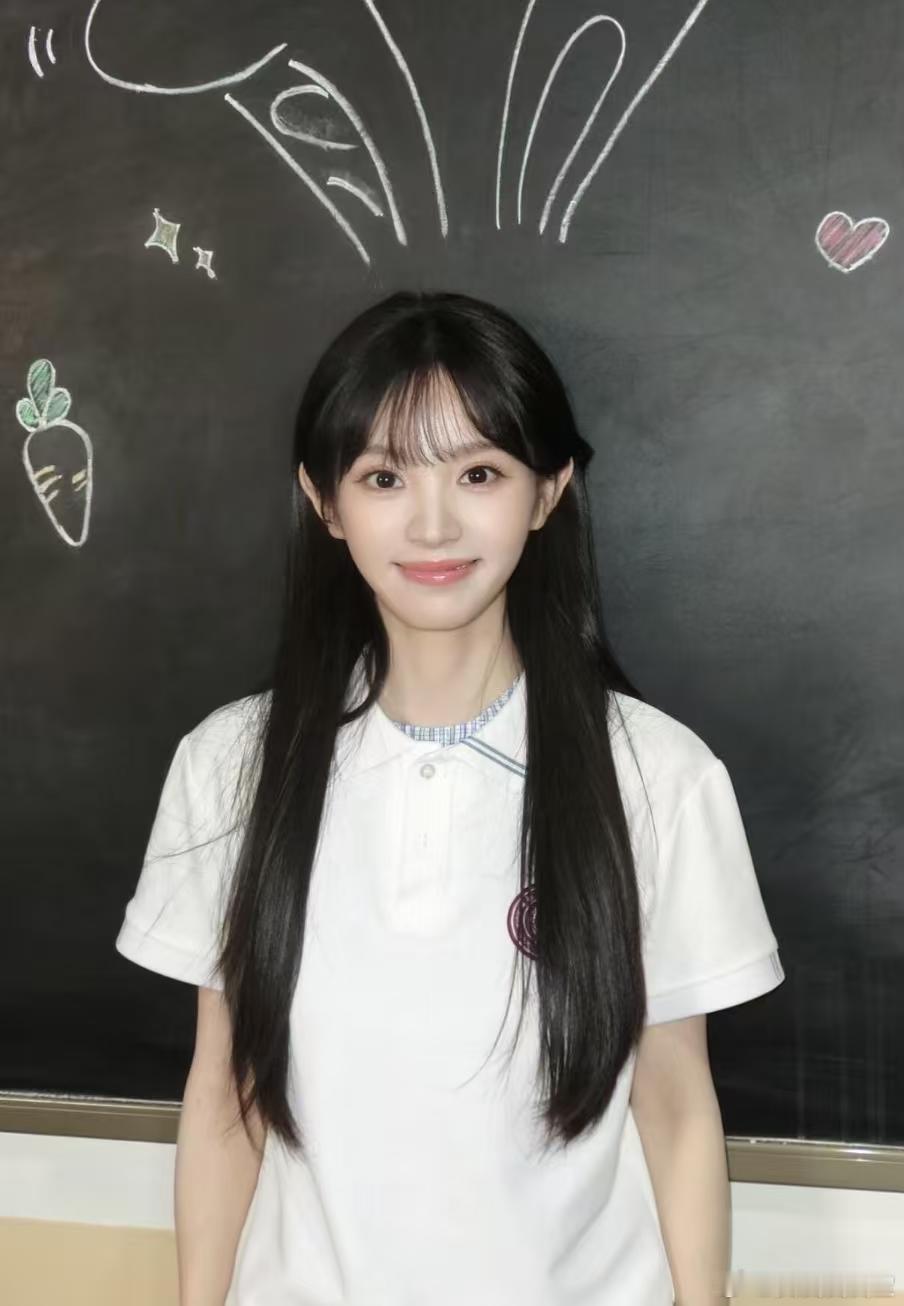 田曦薇踏步进场好萌她踏步进场时还带着点小害羞，说话软乎乎的，整个人甜到冒泡，太招