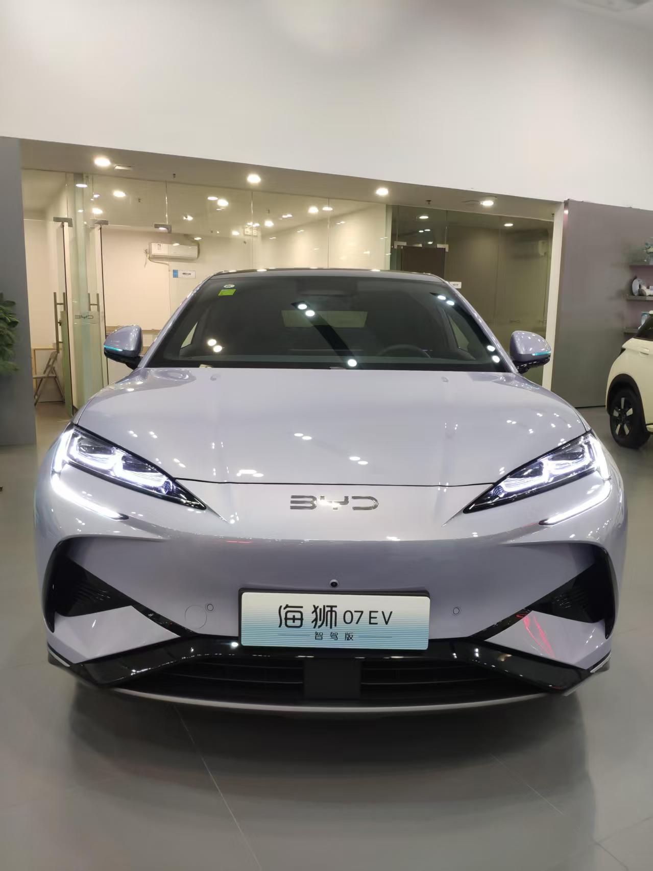 海狮07顶上三颗激光雷达！无图城市导航稳如老司机，比亚迪智驾这回真行了。 ​​​