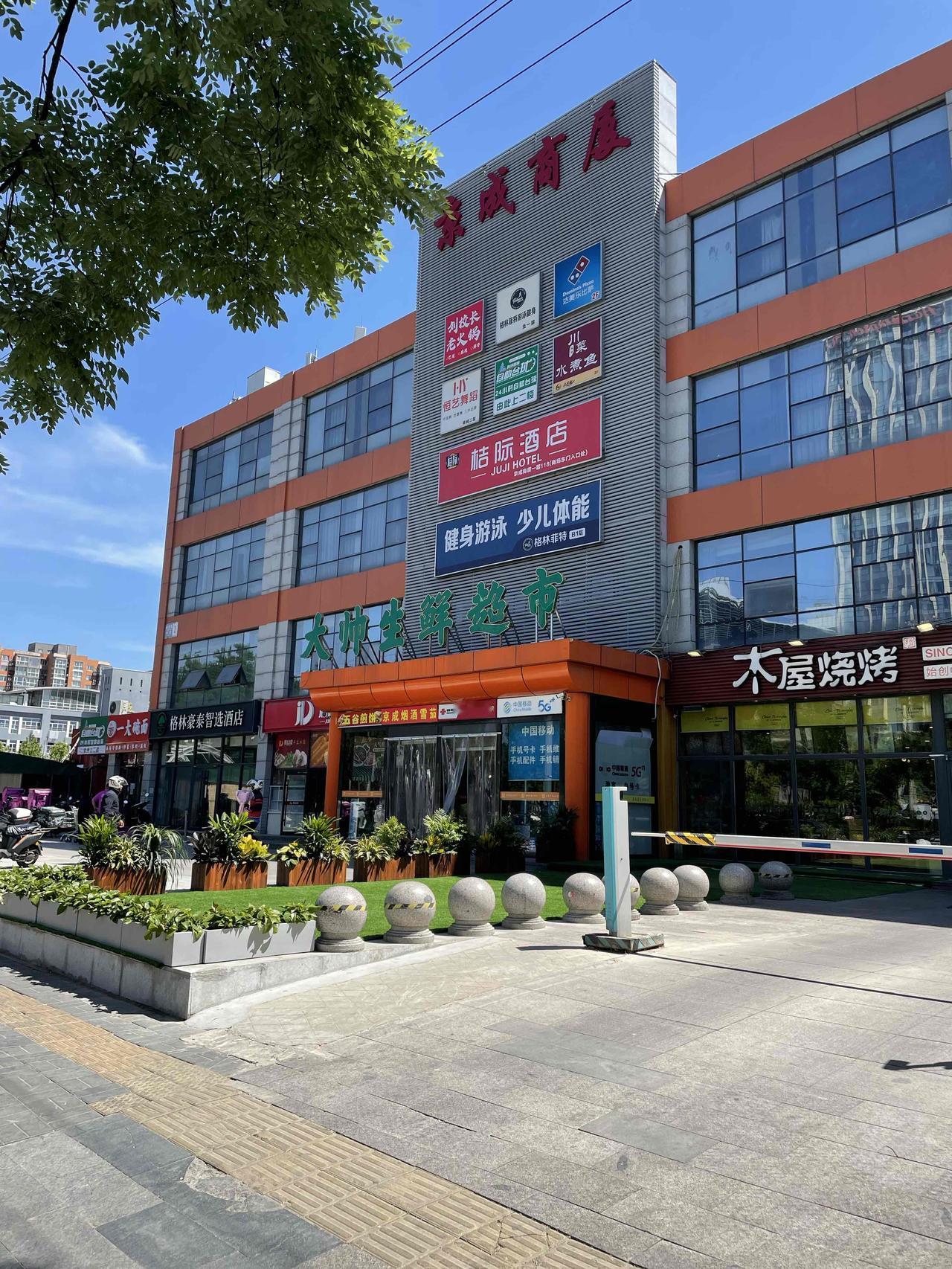 上午和老伴出家门要去遛弯。邻居大哥俩口从超市回来，告诉我们超市卖的白菜0.1元/