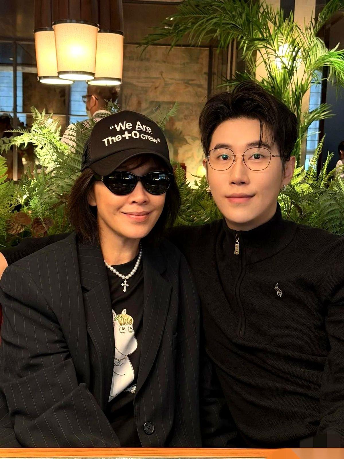 真逗，一帮人对着刘嘉玲和年轻设计师的合影，满脑子都是梁朝伟会不会吃醋。
格局小了