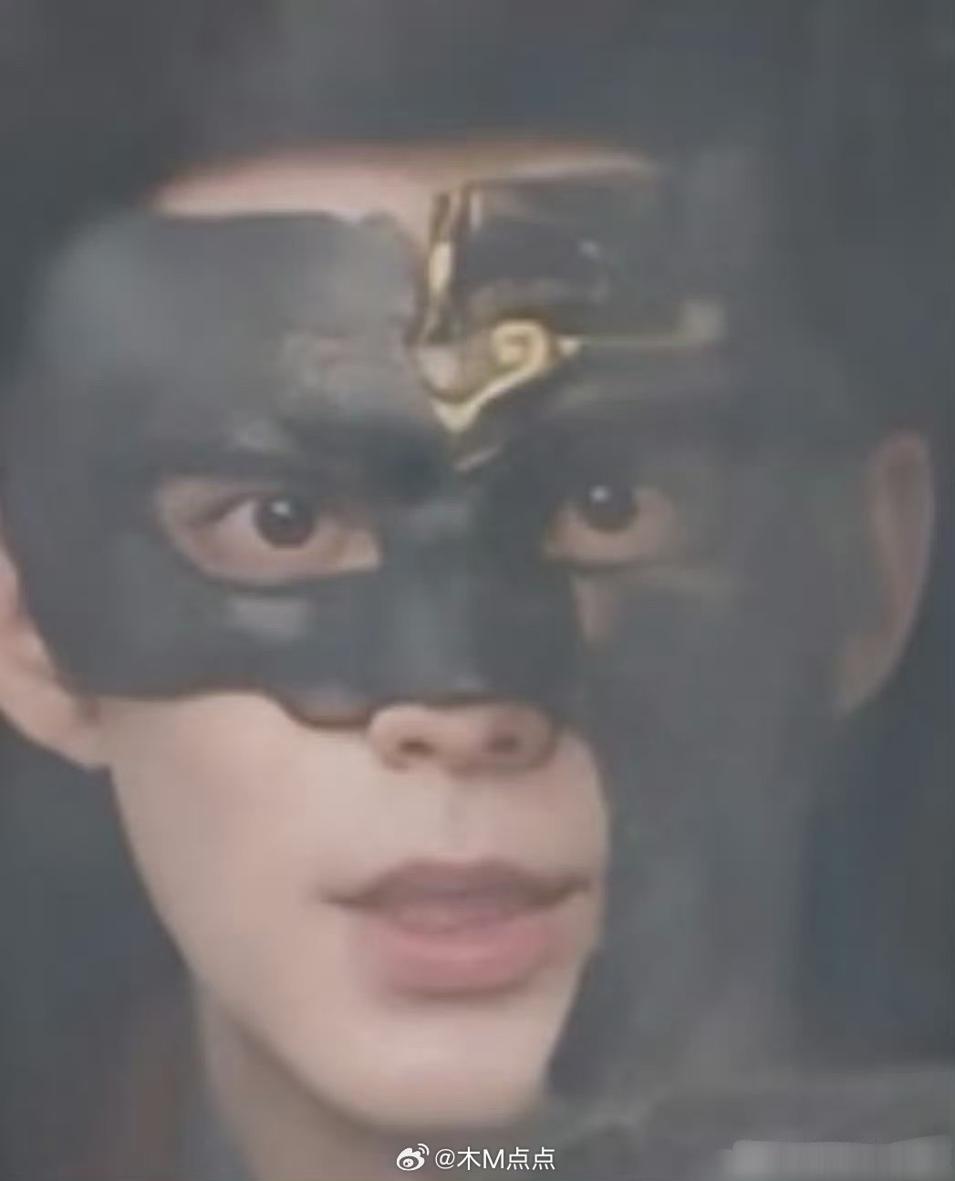 这面具乐鼠我了，还以为贴的面膜这是哪段剧情啊？ 