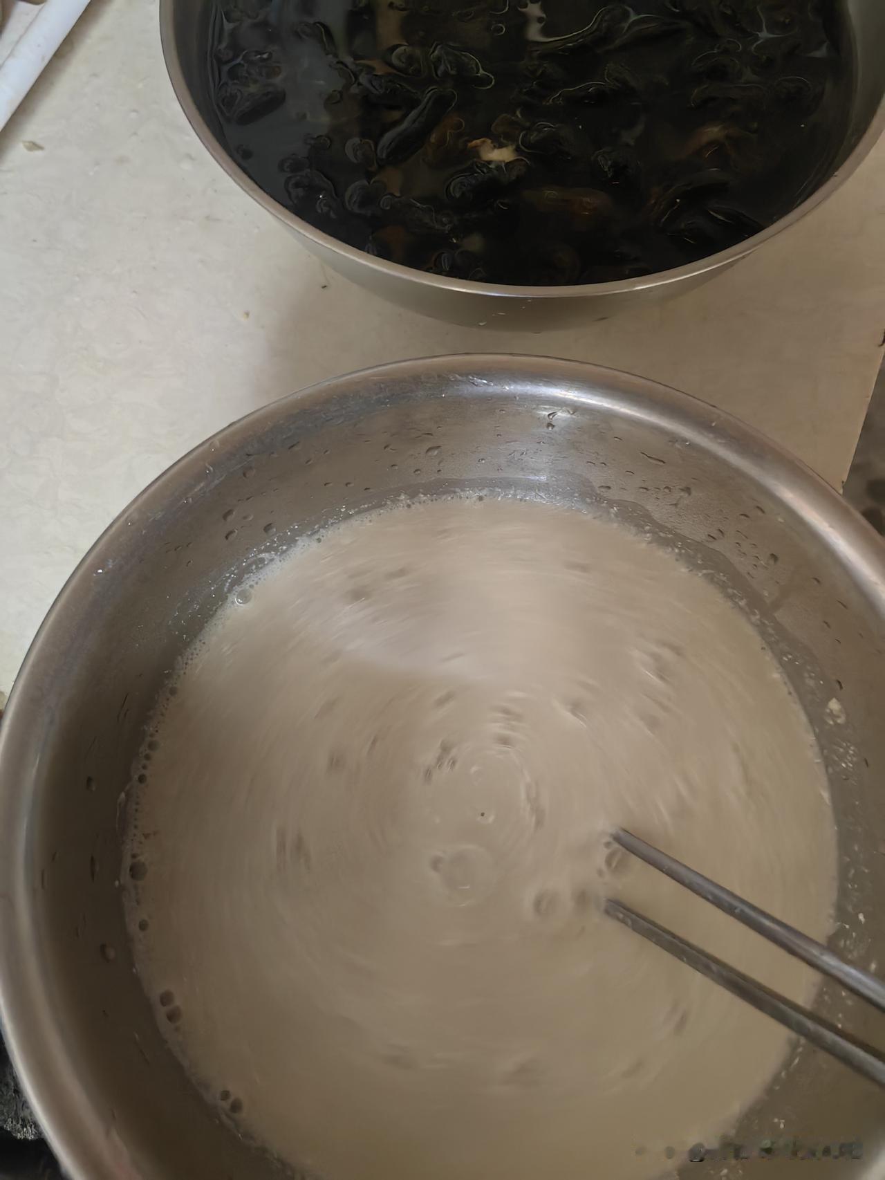 今天的天气很热，孩子们都在家，给他们做红薯凉粉吃。

家里有红薯粉芡，我去北屋挖