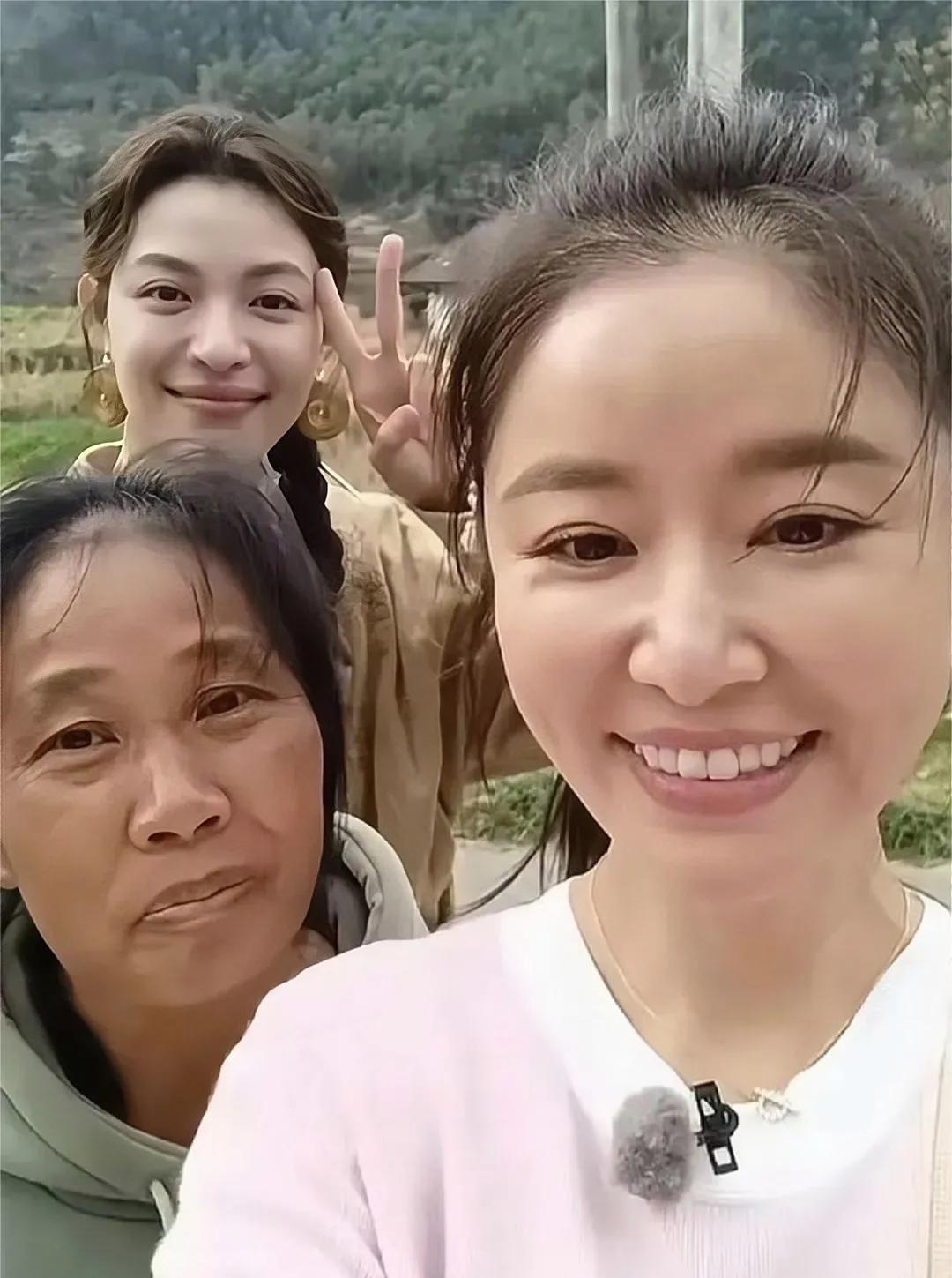 林心如素颜和好闺蜜，以及一位大妈在一起的合影。