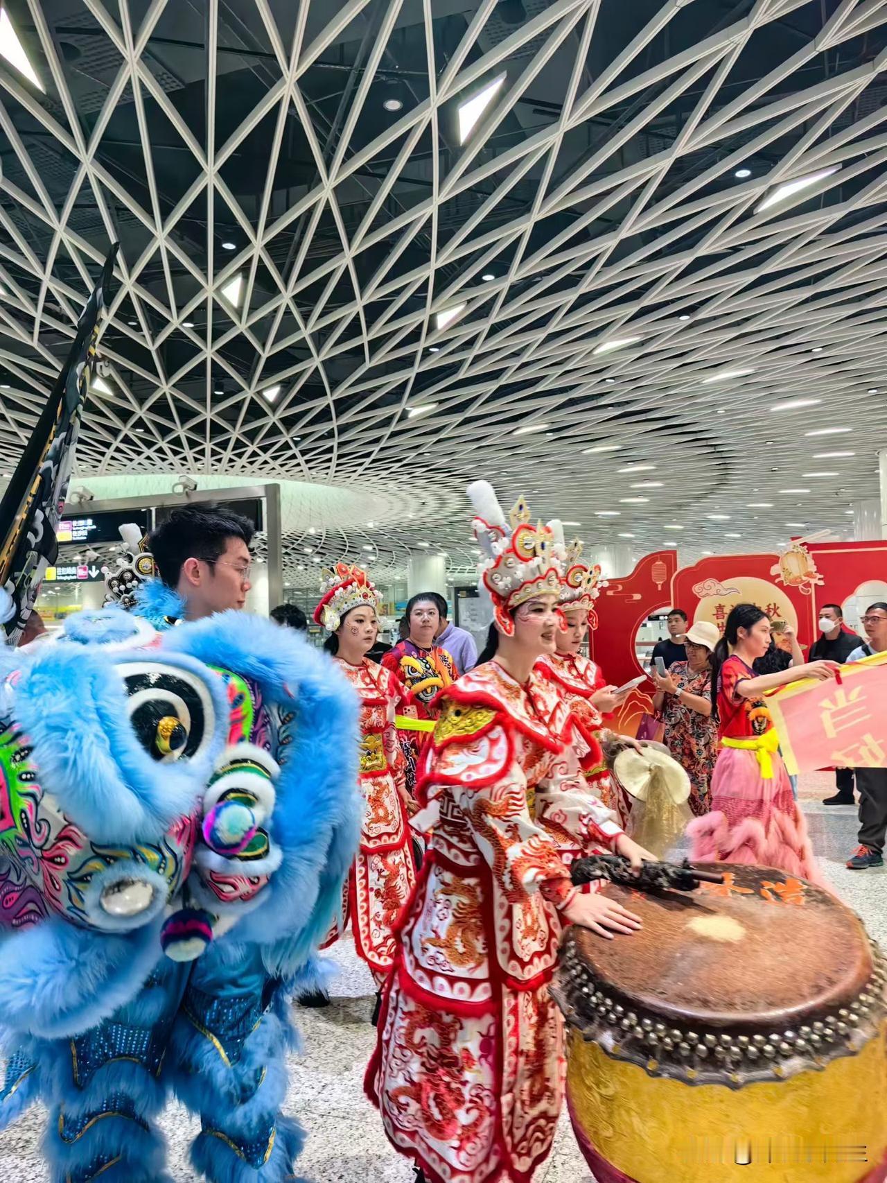 英歌舞走进深圳地铁了！
深圳地铁真能玩！
广潮英歌舞