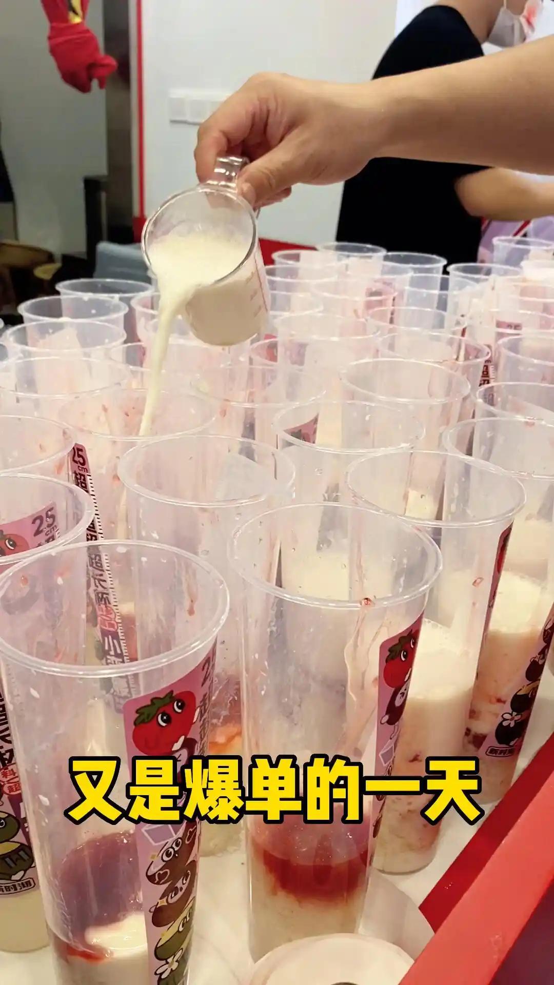 外卖骑手的隐藏职业是喜剧人吧只要心态够野，爆单也能整成行为艺术。外卖小哥算是把送