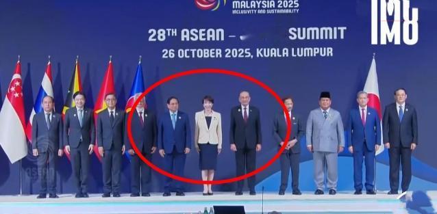 这届东盟峰会很是热闹，特朗普和高市早苗都去了。

据相关消息，参加2025年10