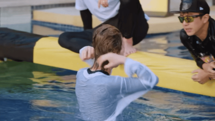 邓超想给鹿晗戴帽子邓超想把自己帽子给鹿晗哈哈哈哈哈 鹿晗落水，超哥的帽子比他的头