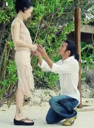 当年谢霆锋向张柏芝求婚，包下半座岛屿发誓心中只有她……这场求婚谢霆锋准备了两个月