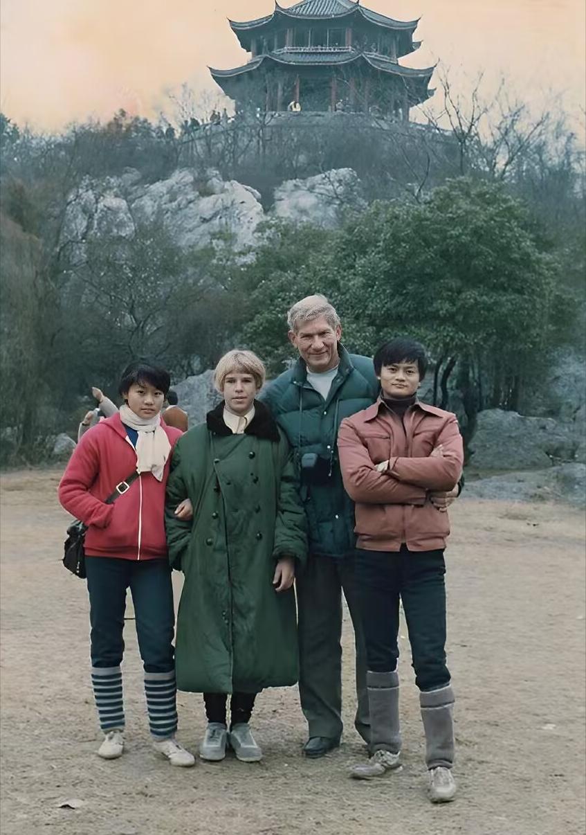 1980年，马师傅和妹妹，带着两个外国朋友，在游玩时拍下了这张合影。

左边那个