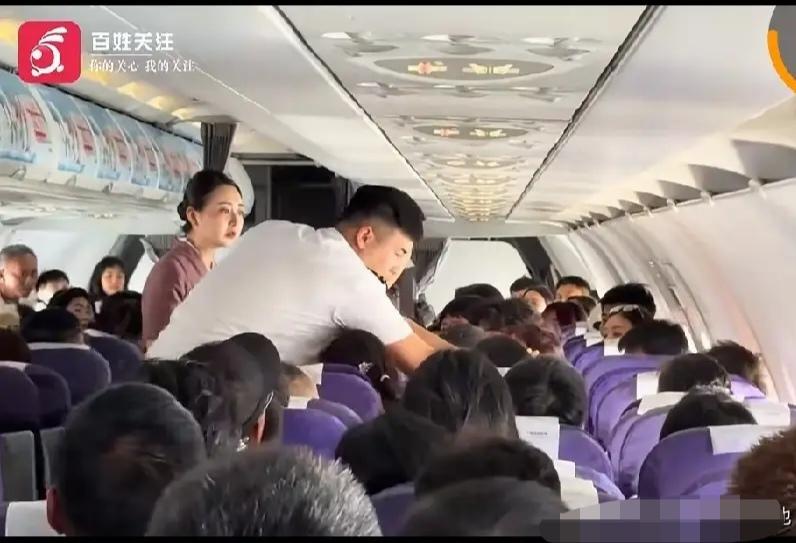 航班机舱内发生一起纠纷，两名乘客因座椅调节问题产生矛盾。一方向后调座椅，另一方觉