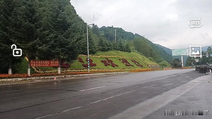 临江
去吉林长白县城旅游，回来时在吉林临江服务区停留二十分钟，这让我回忆起两年前
