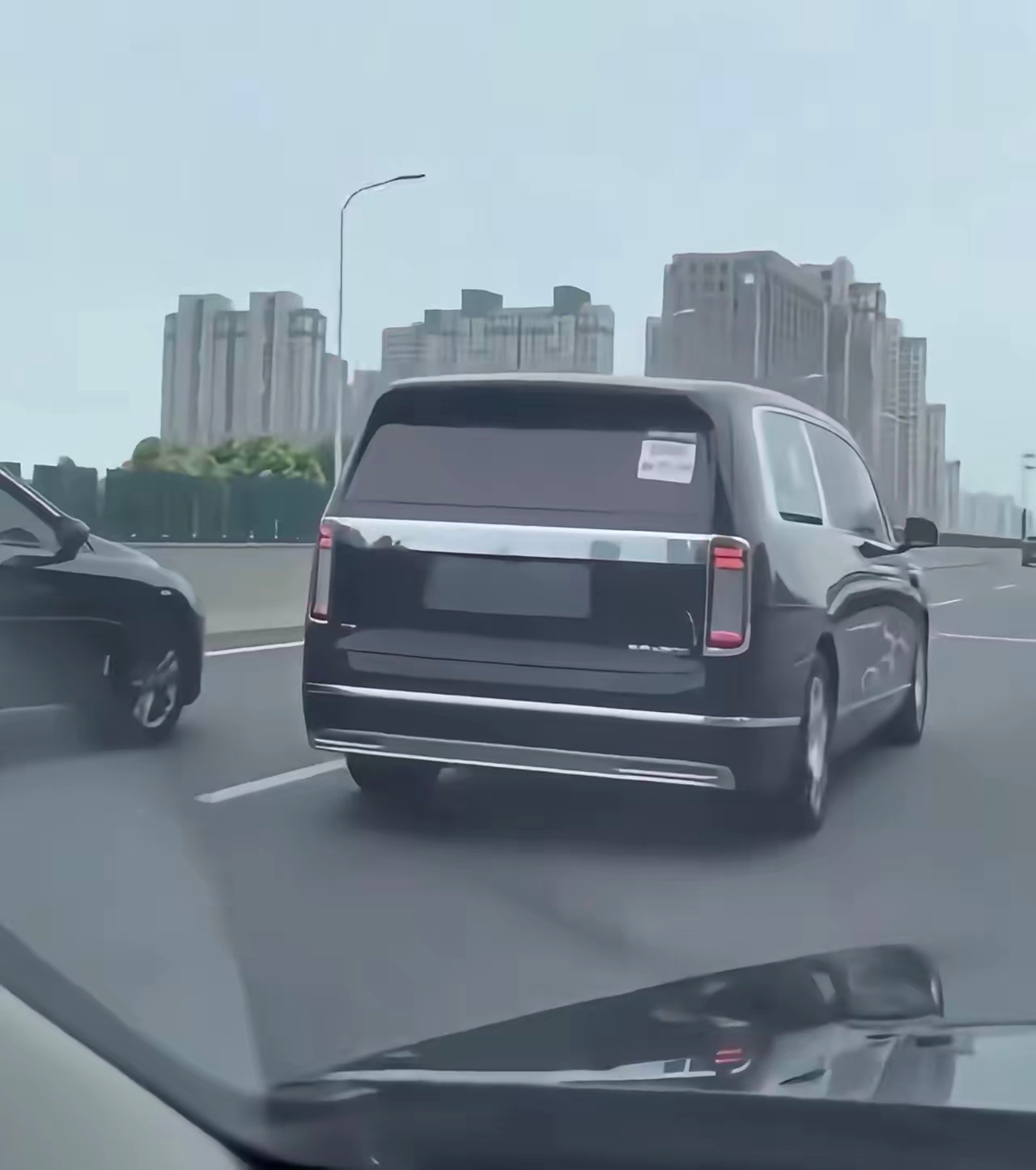 尊界V800实车曝光，定位旗舰级大型MPV，搭载1.5T增程系统和63.2度电池