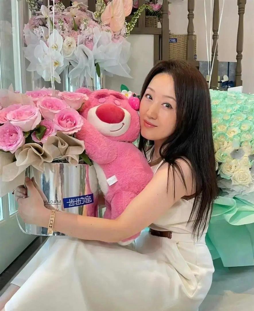 杨钰莹迎来55岁生日，粉丝送上满屋鲜花，她保养得宜尽显少女感 