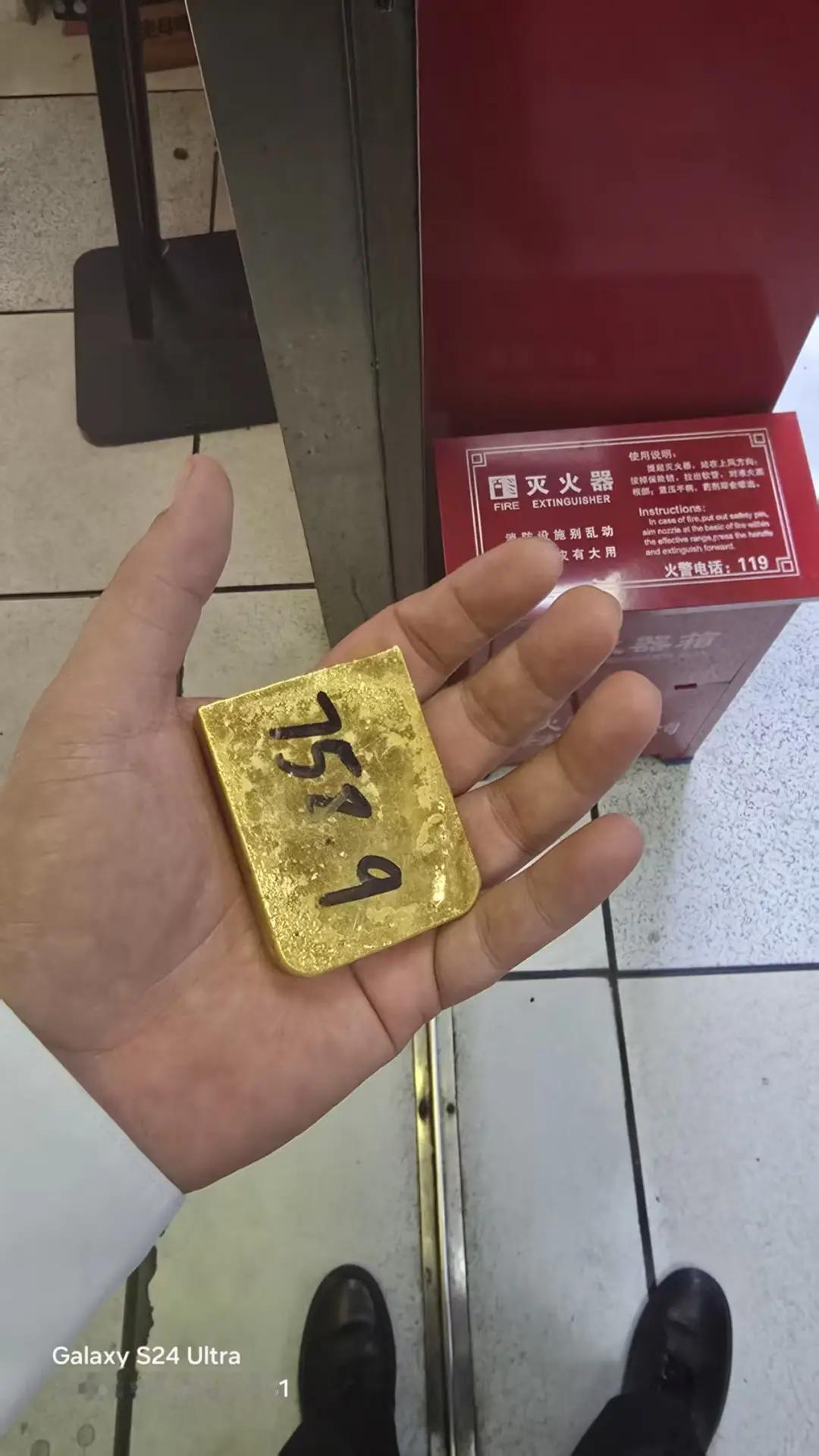 深圳女子路上捡到重758.9克黄金，价值约90万元，交给商场保安后离去，1小时后