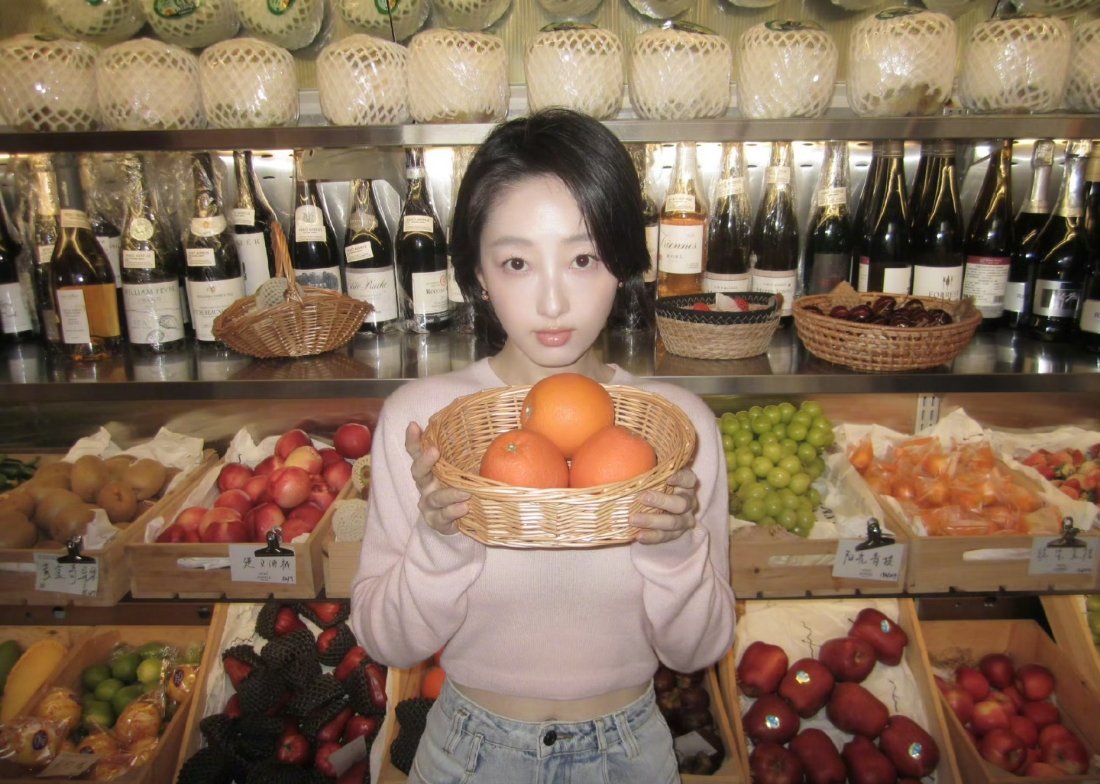 蒋梦婕在水果店cos桃子，不用cos因为你就是桃子