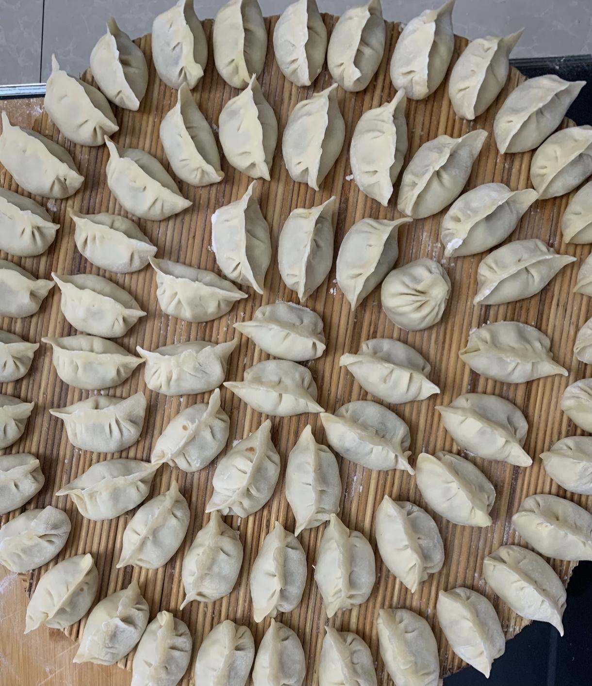 打卡我的晚餐
今天晚餐吃饺子，我包了韭菜肉丁和西红柿鸡蛋两种馅的。西红柿饺子不出