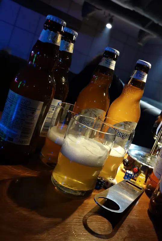 昨晚吃饭的时候，我刚从厨房盛了碗饭走了出来坐下，无意中一瞥，看了坐在那边的正刷手