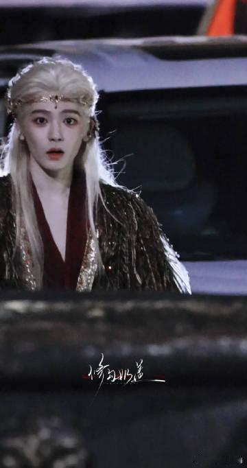 侯明昊 百妖谱白发造型 一眼就被这套造型吸引，金色衣装衬得白发格外出彩，神态之间