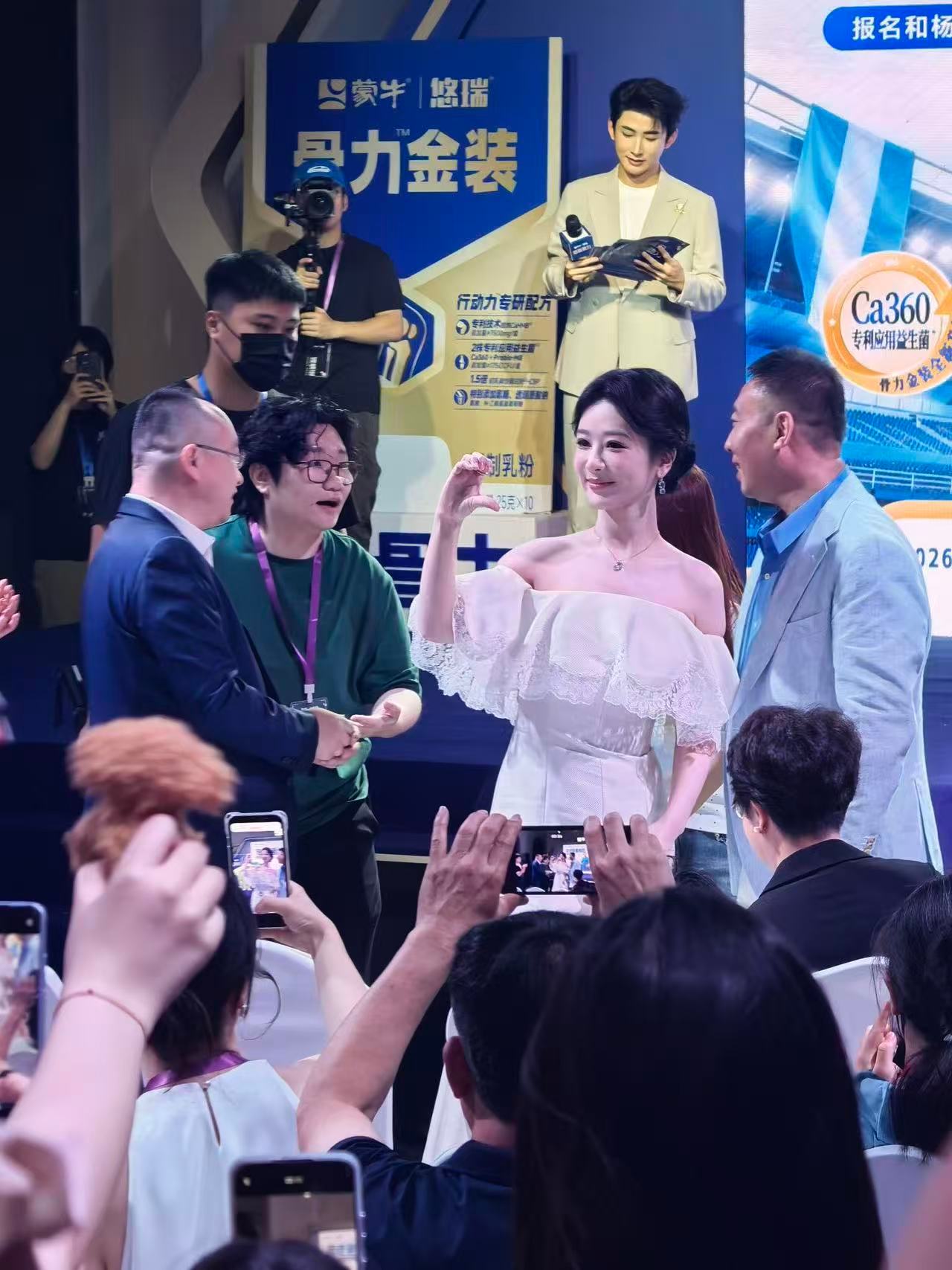 杨紫携紫爸下班 杨紫穿绝美礼服和紫爸下班，一路挥手超宠粉，状态好到爆，紫爸超亲切