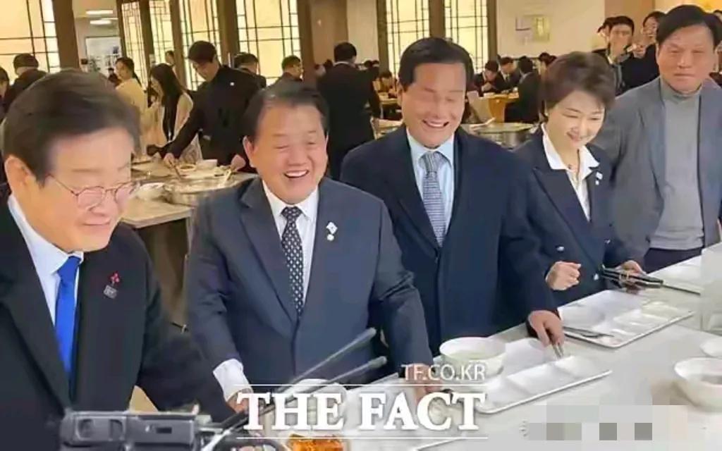 吃惊！韩国在野党党首李在明和同事们用餐，饭菜太简单了，汤汤水水，一小碟一小碟的菜