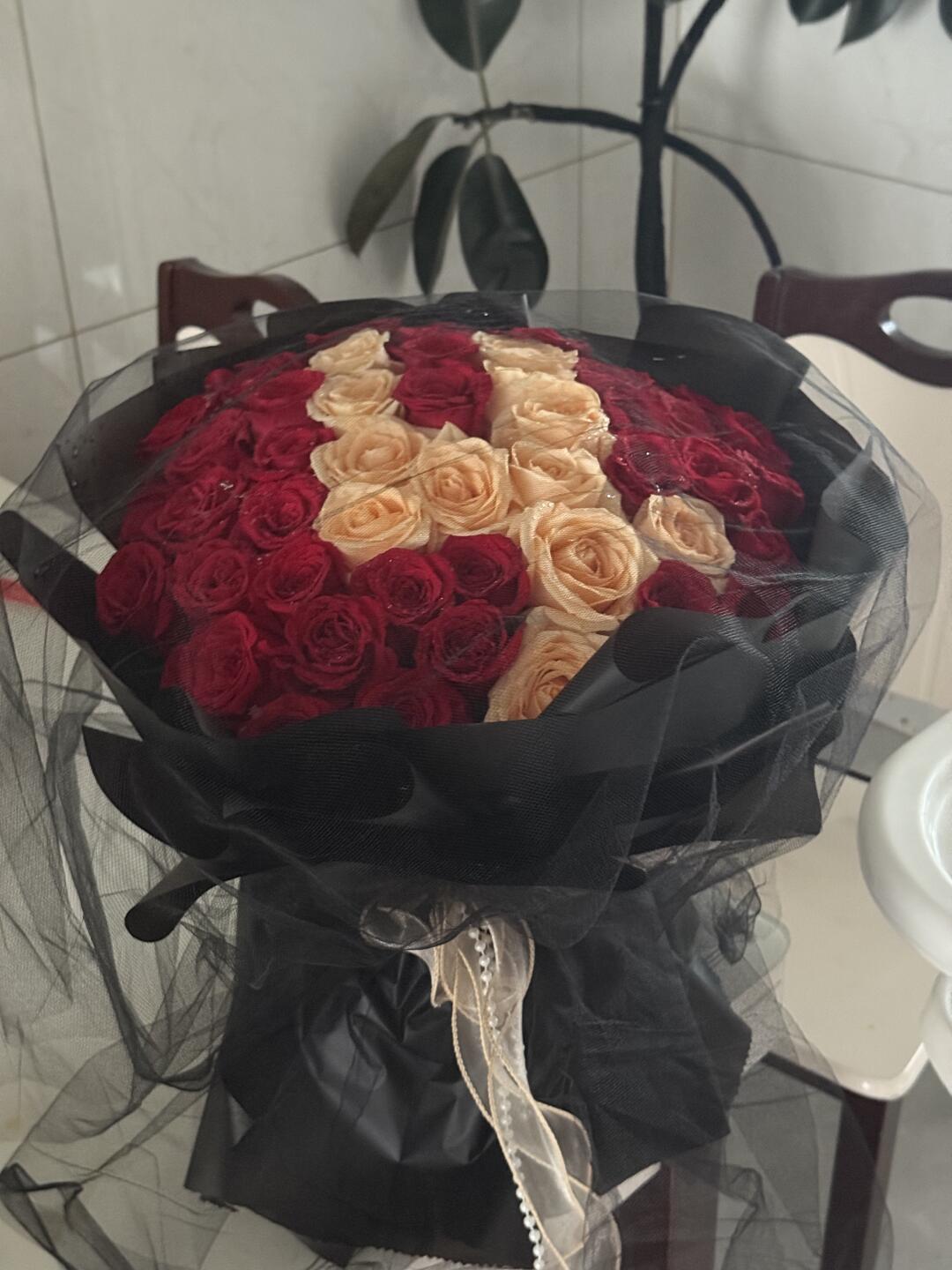 姐妹们！队友送的花中间有个4是什么意思？