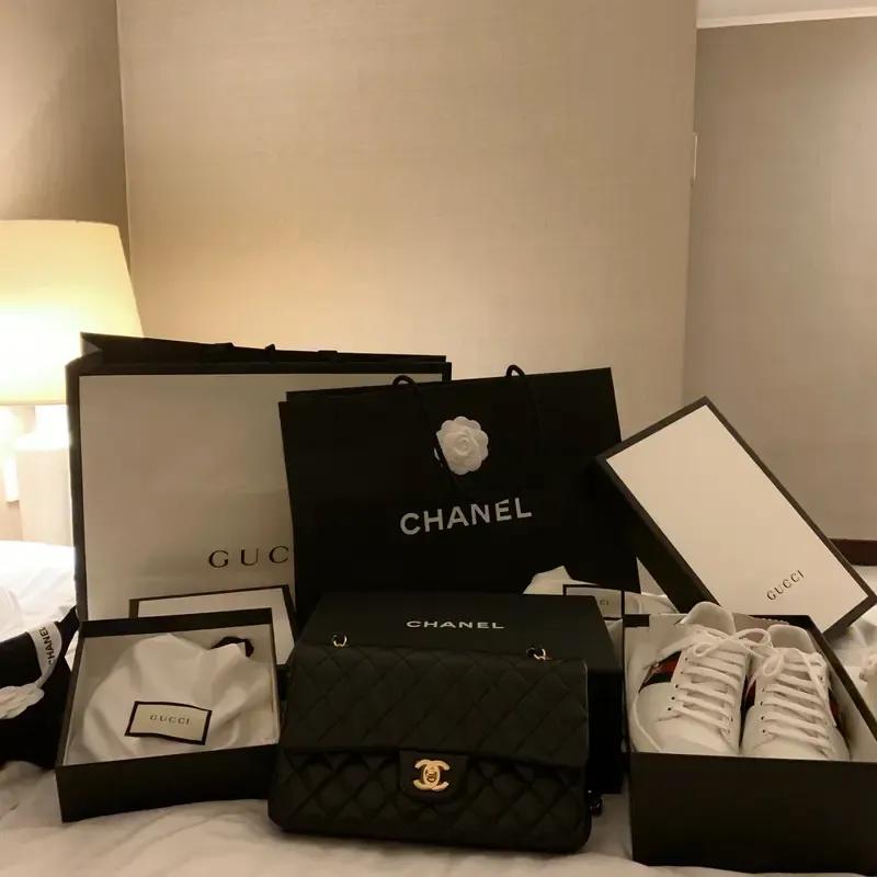假如你有30万存款
你会眼睛都不眨一下
花两万块买下一个名牌包吗？


反正隔着