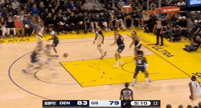 神之一手！库里再次完成神奇2+1！
在今天NBA常规赛勇士对阵掘金的第三节比赛中