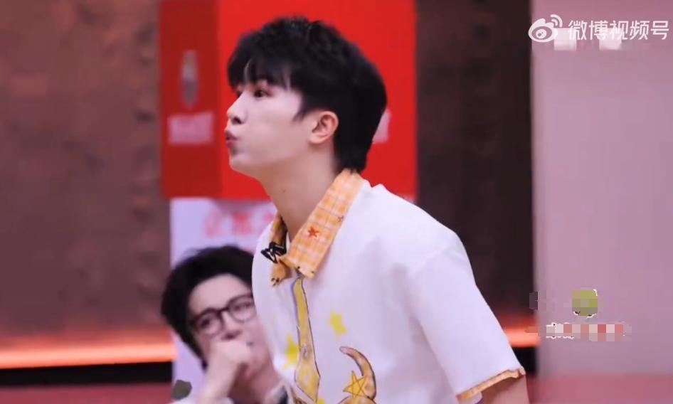 在里，周深玩游戏时那股子活泼劲儿太招人喜欢啦！为了不被怀疑，一本正经地宣称“我平