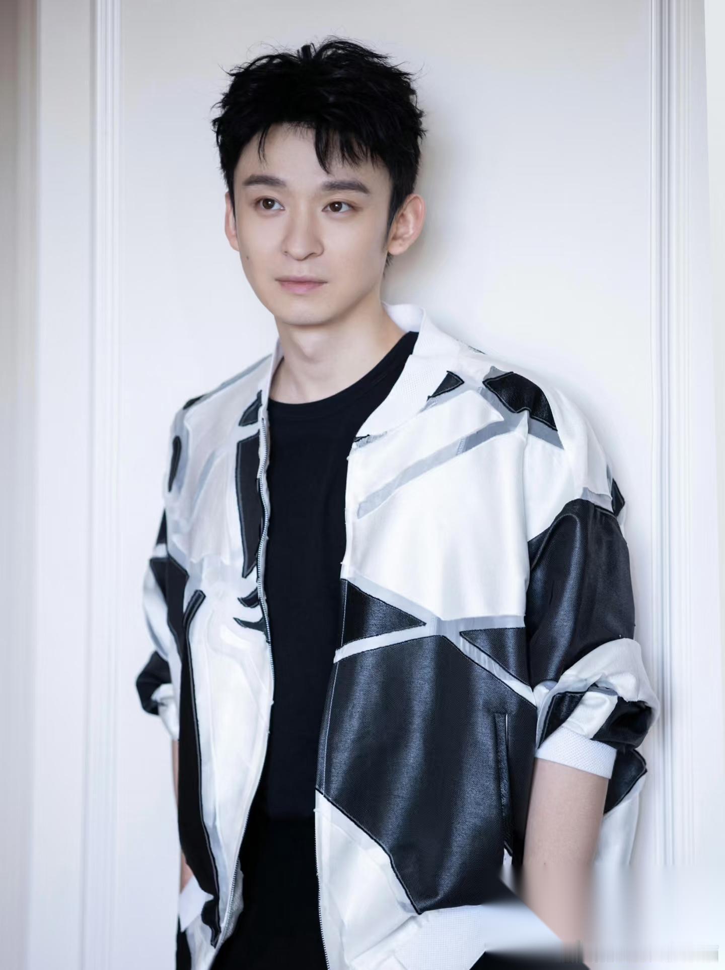演员里我最想不明的人， 就是董子健了， 他明明是一个星二代，其实完全不需要公开求