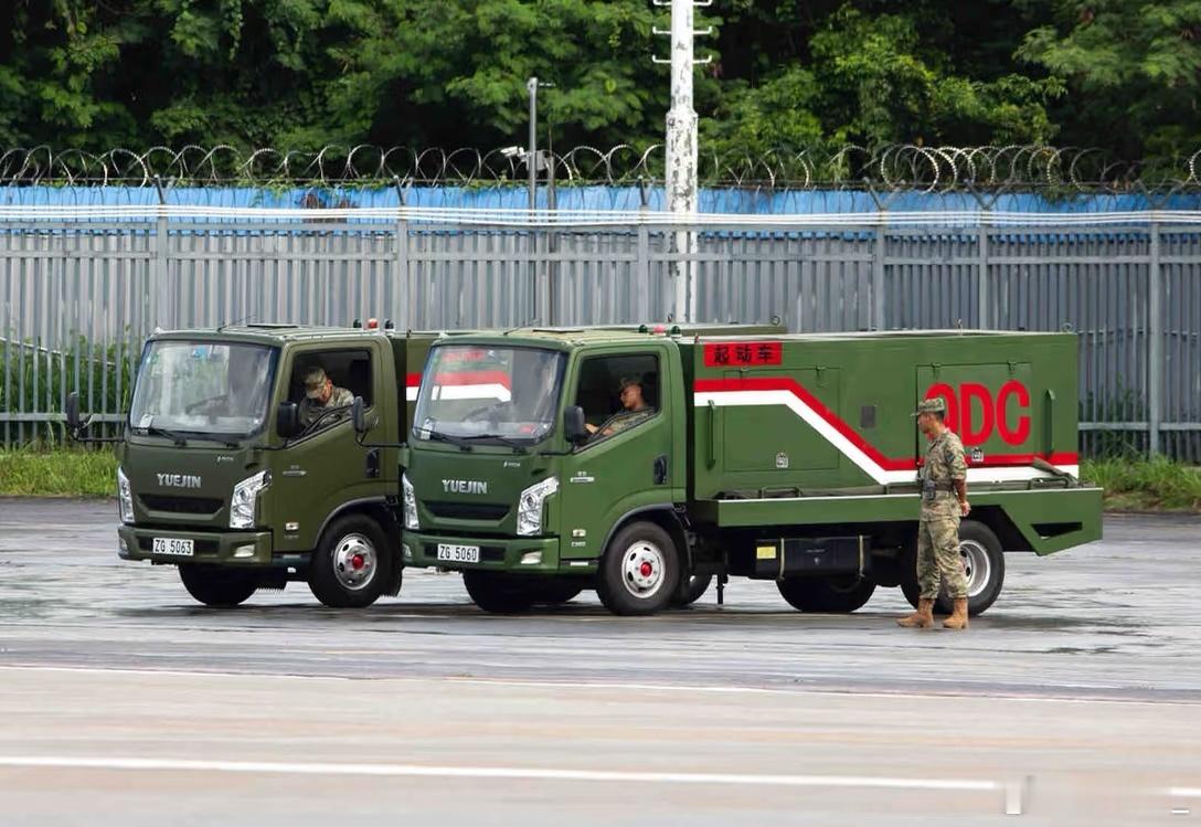 驻港空军的作业车和运输车 