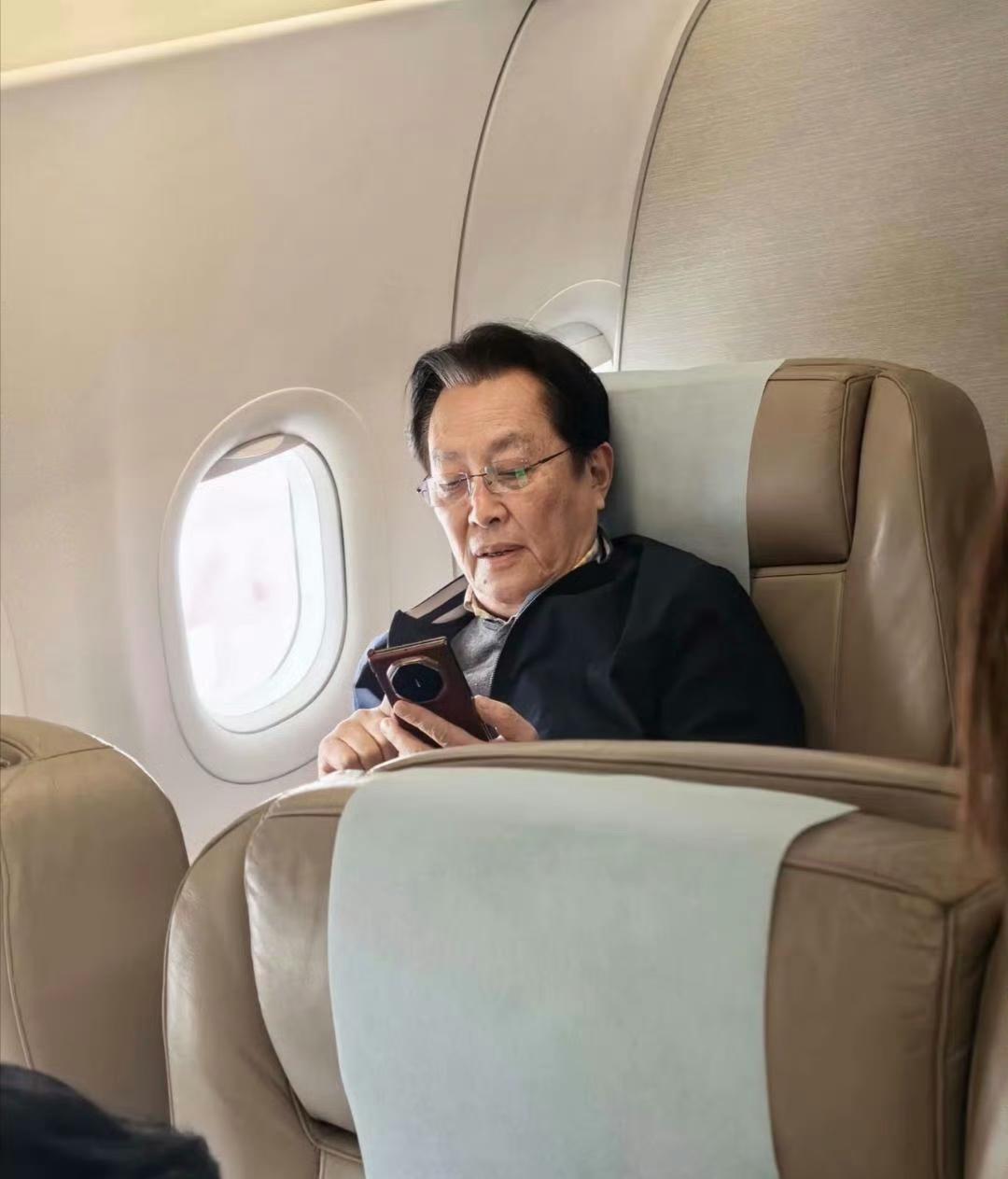 73岁唐国强老师飞机商务舱被网友偶遇，不得不说唐国强老师活到老学到老，飞机上还保