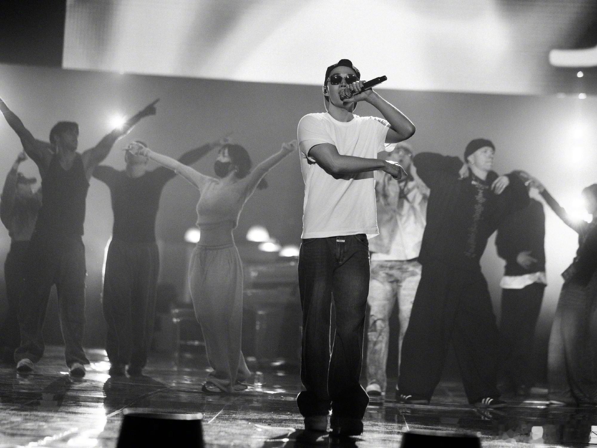 跨年舞台大惊喜！Henry携38位国际伴舞重磅登场，超豪华阵容掀翻全场！神秘曲目