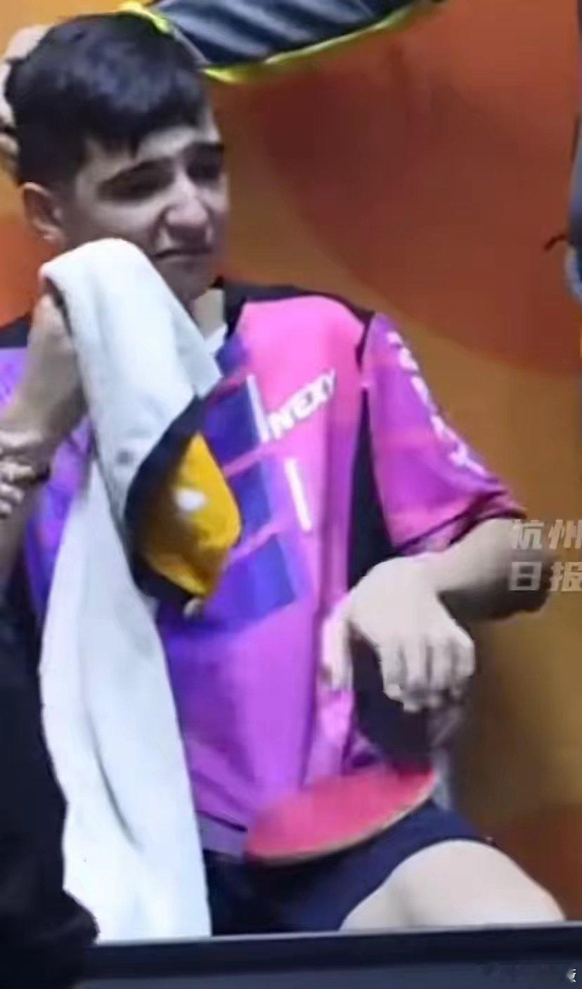 伊朗14岁乒乓天才法拉吉昨天哭了，他与林诗栋两人打的都筋疲力尽，小石头决胜局1比