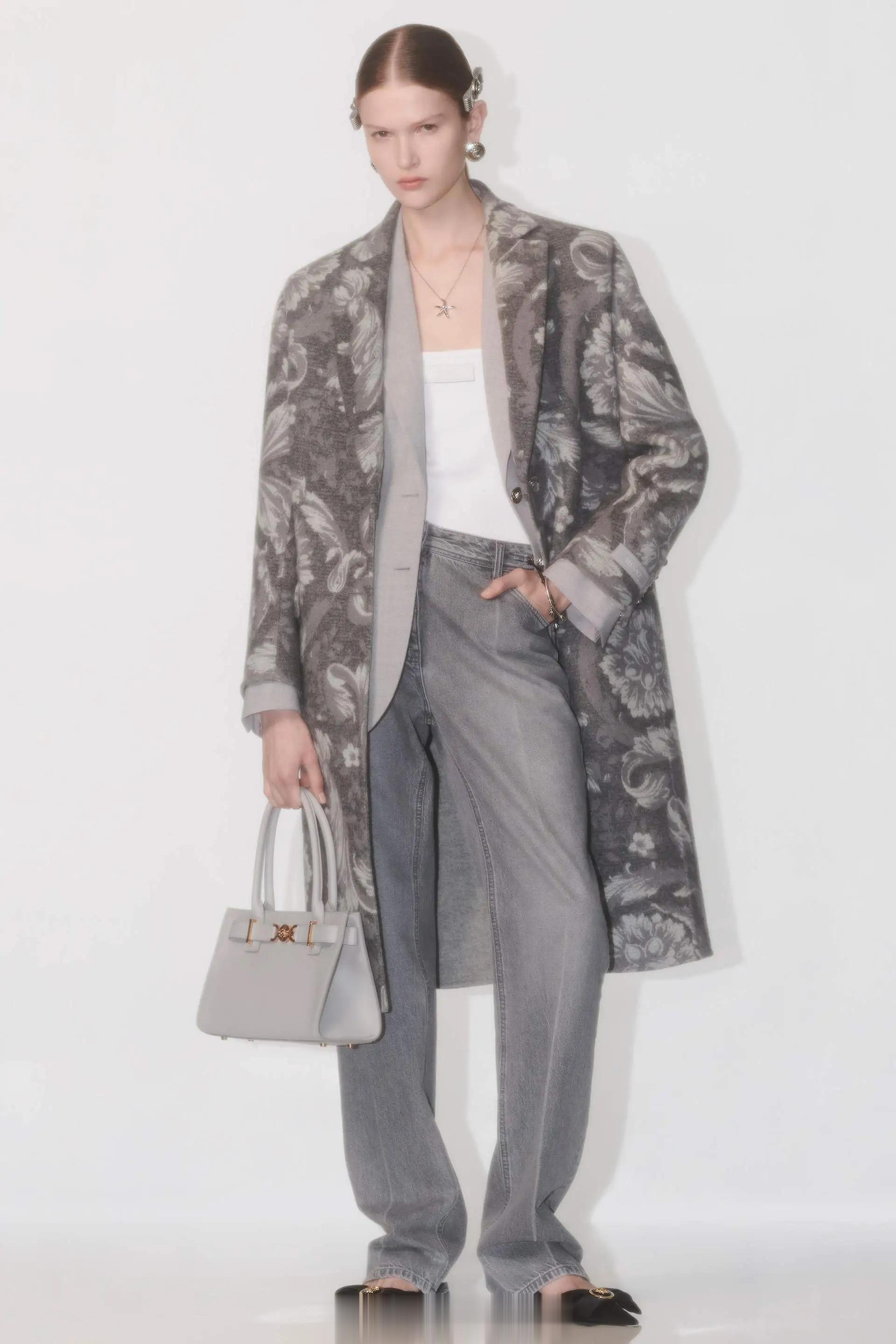 • Versace 2024早秋系列与往日范思哲DNA略有不同的早秋新衣橱，从日