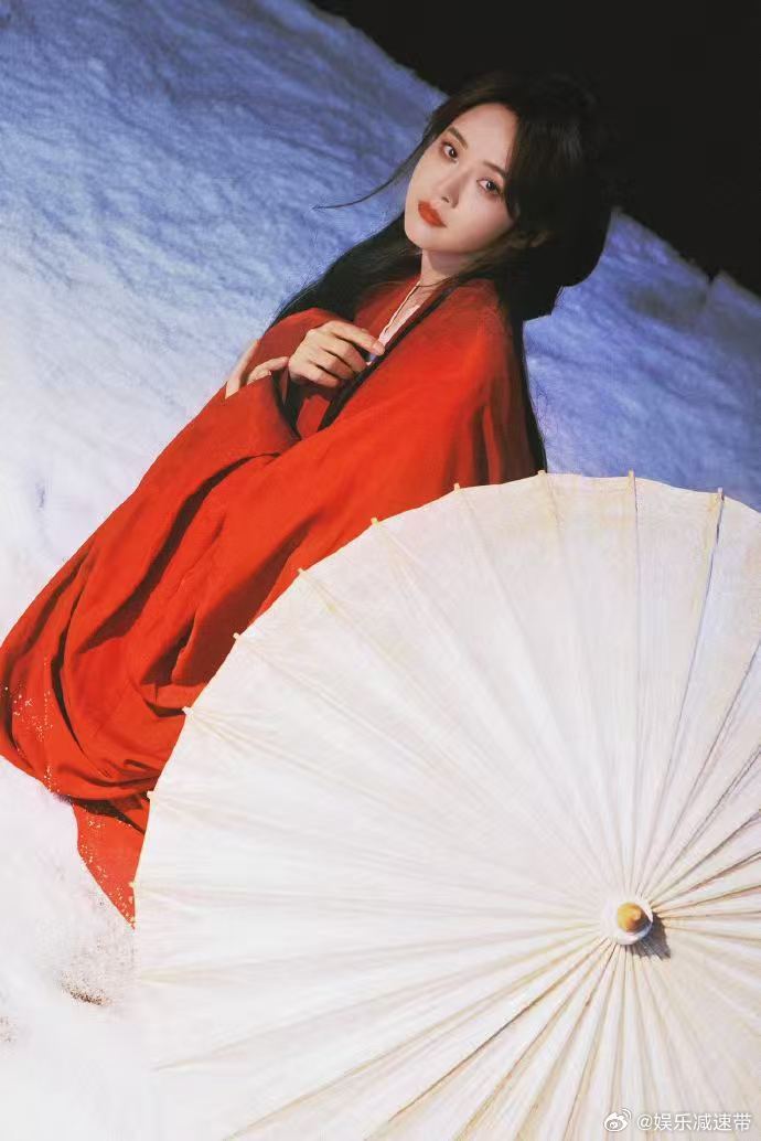 张佳宁我有点不认识你了 惊掉下巴！张佳宁穿红装戴头纱，清冷忧郁又迷人，和以往甜妹