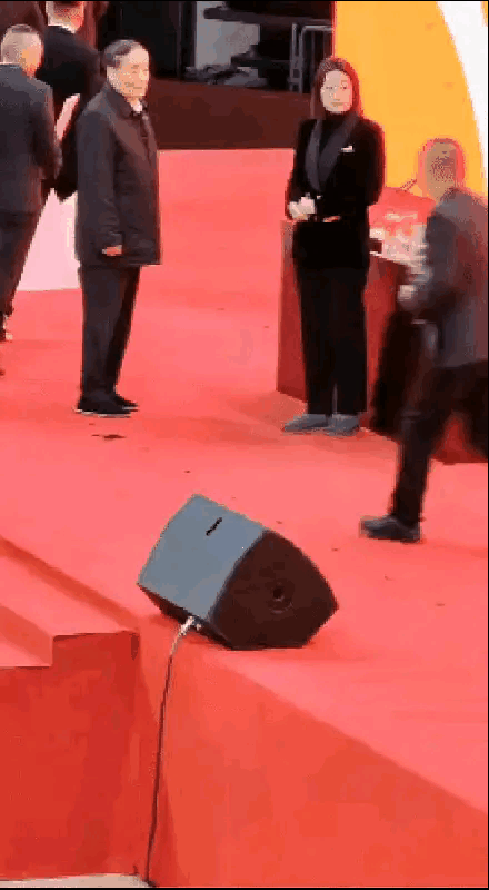 在娃哈哈全国经销商大会上，宗馥莉一身西装革履，端庄大方，然而却被发现是穿着棉拖鞋