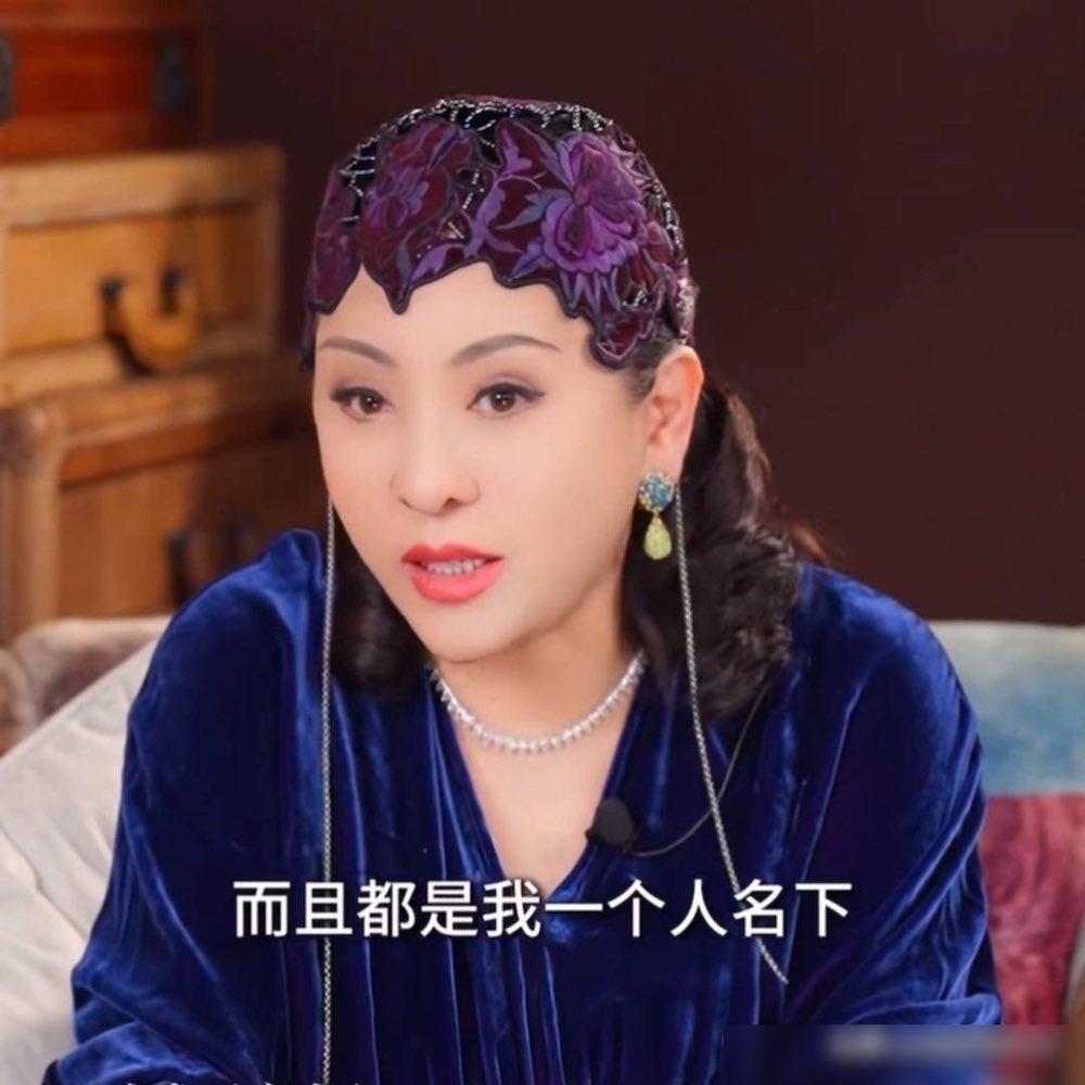 不少人刷到向太直播，总觉得她是家里缺钱才出来带货。
其实这件事不能单看一面，拆开