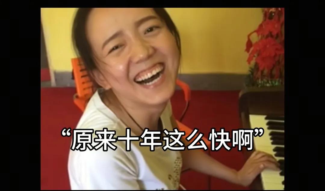 刷视频经常看到一个表情包，原来是有故事情节的，她和好朋友出去玩，是有故事情节的，