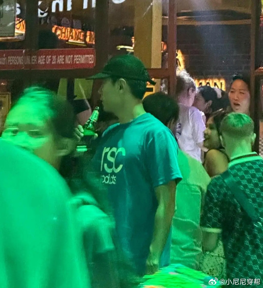 阚清子前男友纪凌尘在泰国被偶遇，他和一帮兄弟朋友去跑步，还在晚上到酒吧蹦迪。模特