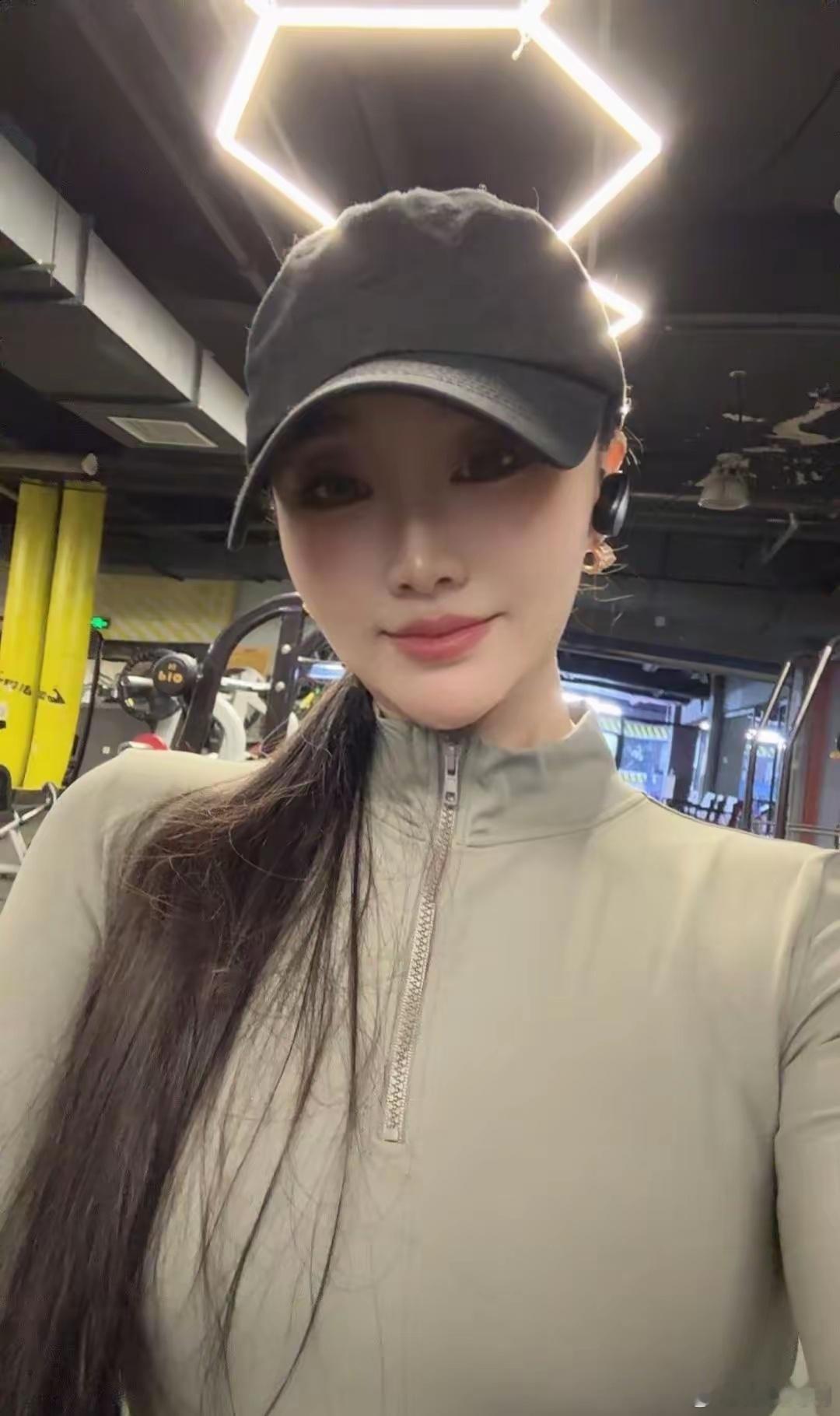 愿今后的日子，眼睛依然有光。撸铁女孩，心中依然有爱。[鲜花] 