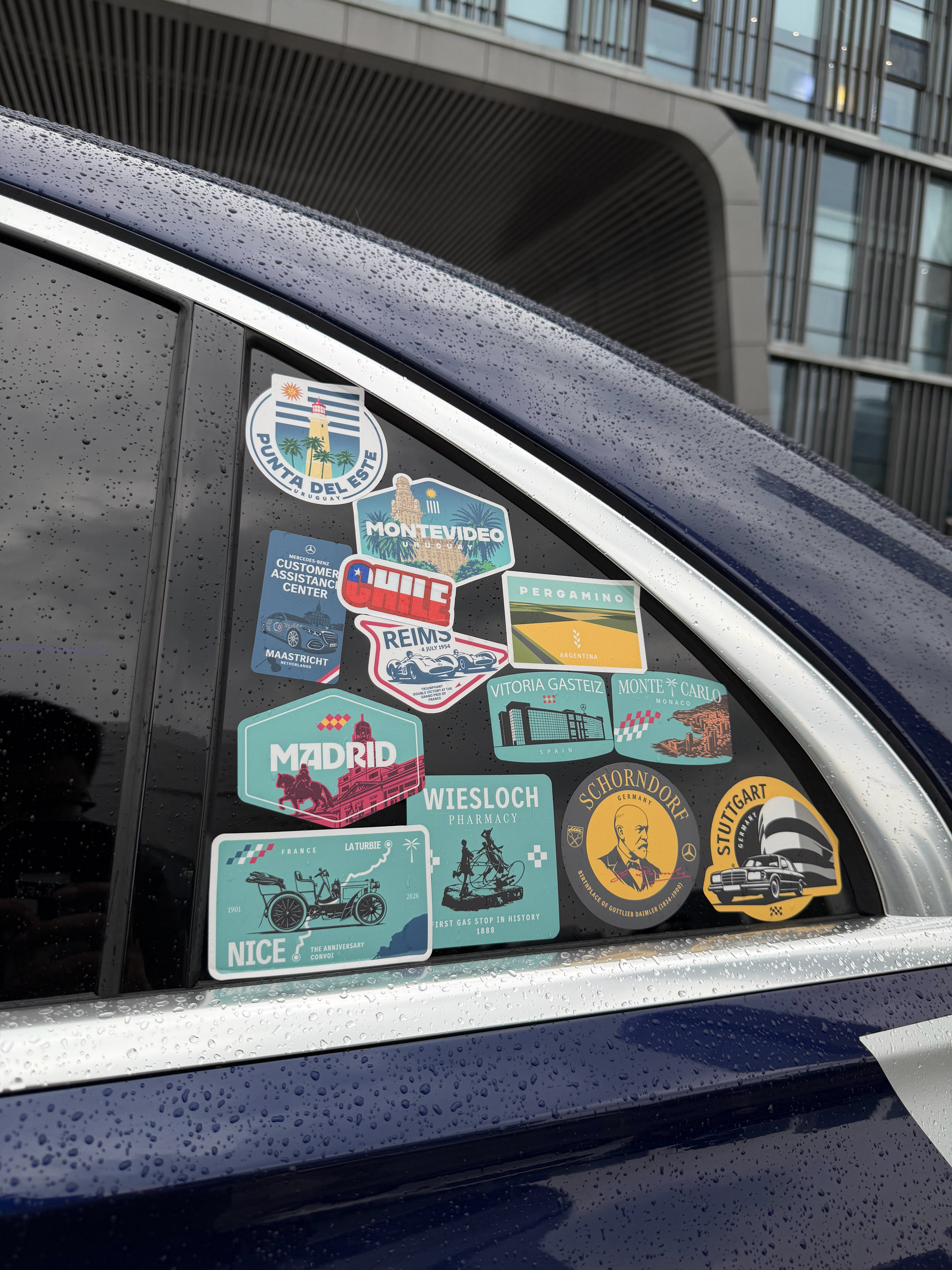 奔驰140周年生日这台S将从斯图加特出发打卡全球140个目的地，我有幸亲手贴上了