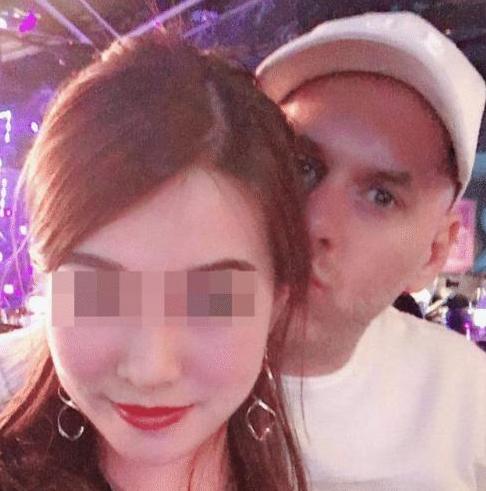 美国教练公开炫耀自己睡了 1242 个中国女孩，并偷拍视频明码标价卖，这洋垃圾凭