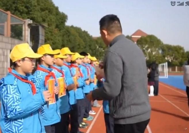 谁是校园里最靓的"交通安全代言人"？答案必须是长兴县第一小学的小交警们！新一届小