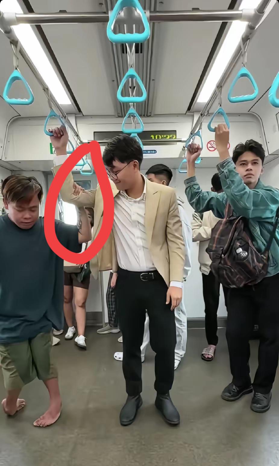 地铁里的一幕，看得人心里暖暖的！
残疾小伙拉着吊环费劲站稳，
旁边戴眼镜的陌生大