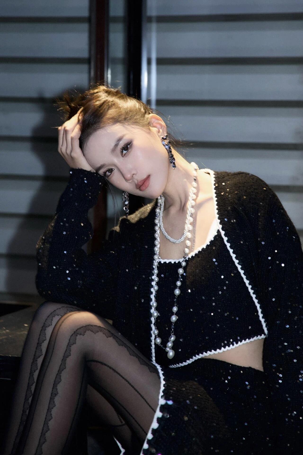 “小香风+条纹袜”，精致优雅，时髦又气质