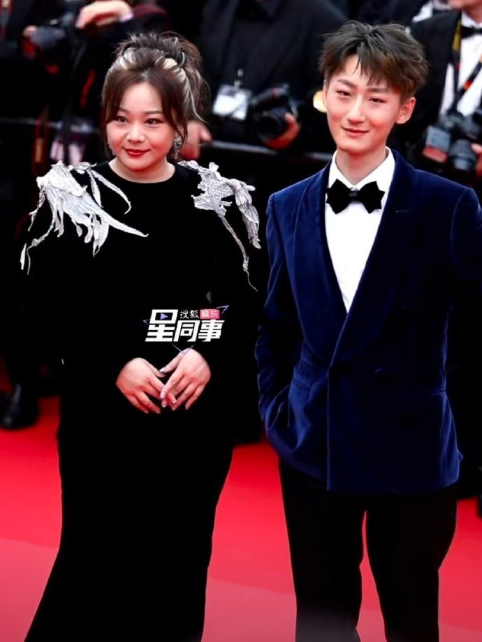 戛纳红毯上的中国艺人 最开心的是连配音演员都露脸啦！终于不是幕后英雄了！《哪吒2