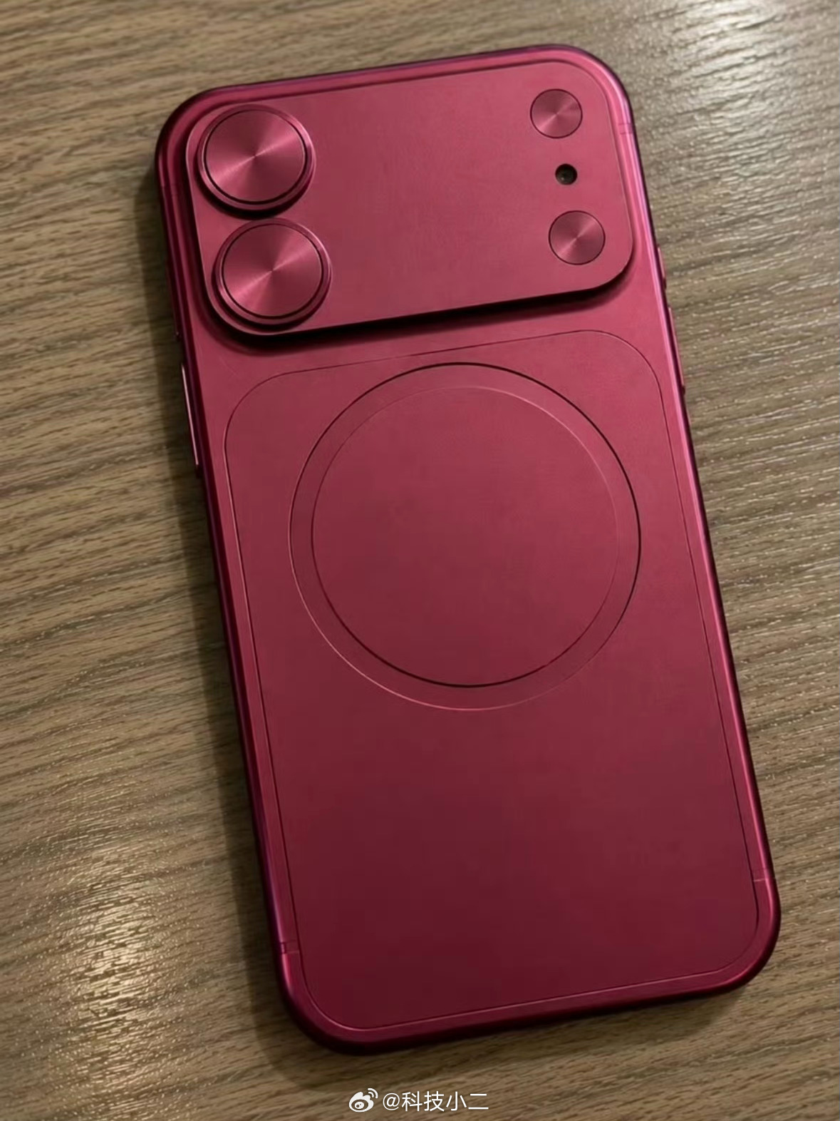 iPhone18外观曝光 大概率是假料，LiDAR下放到标准版的概率极低。[允悲