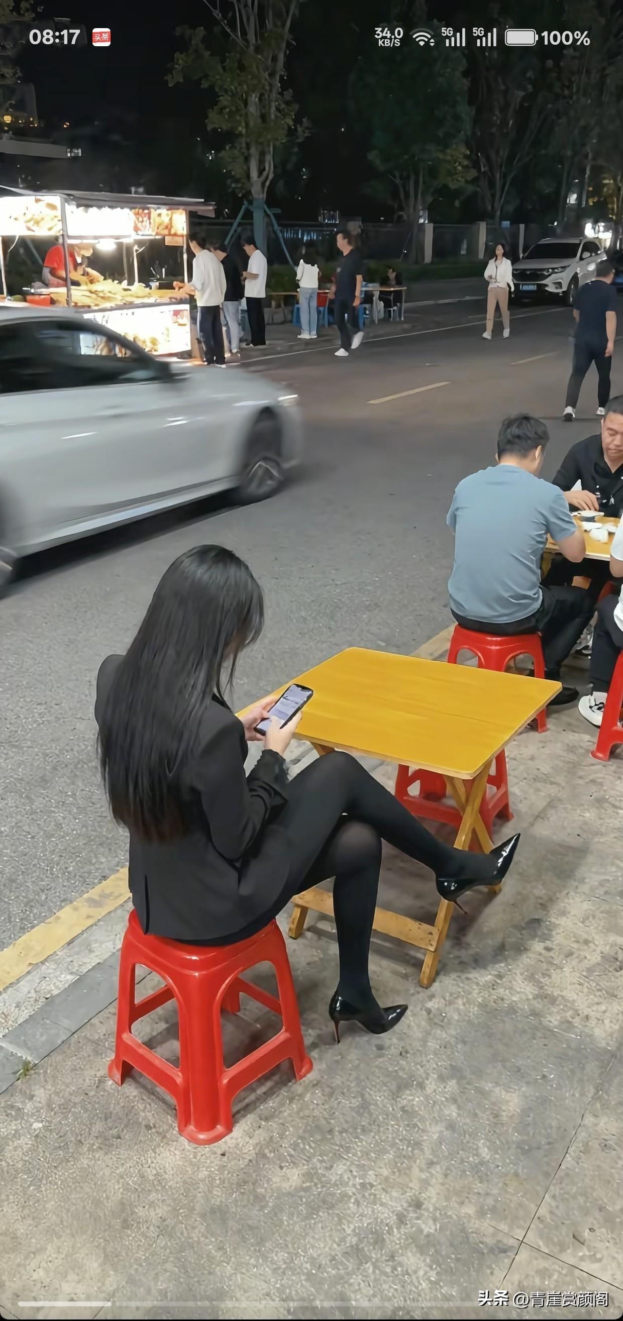 来分享我最近随手拍的照片啦！那天出门闲逛，看到一棵挂着红灯笼的玉兰树，忍不住就拍