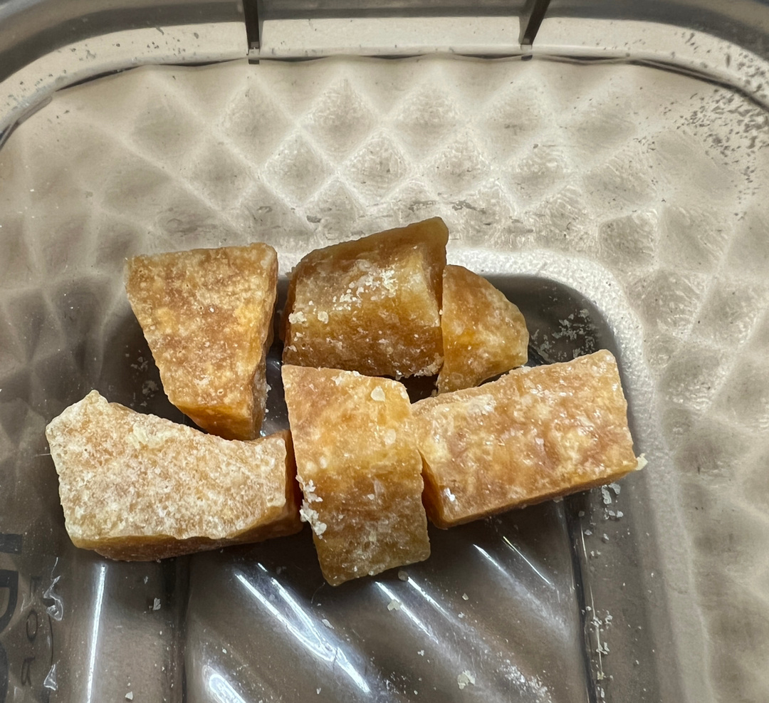 今天咳嗽的愈发严重了，小伙伴听不下去把她的梨膏糖送给我，含上之后缓解一些，吃完又