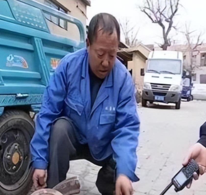 2018年，收废品的李师傅花了5块钱，回收了一只旧煤炉，在他清理煤炉时，却意外的